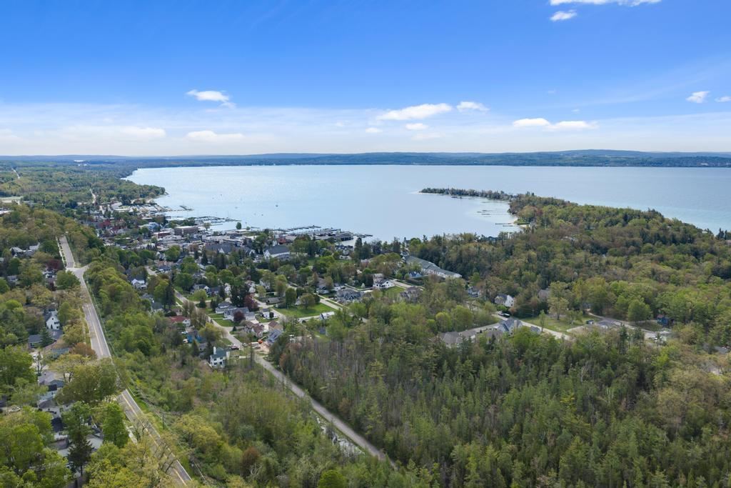 592 W Bluff Drive Harbor Springs MI 49770-000