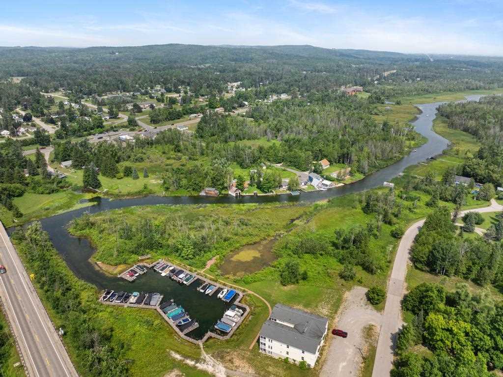 Ville Spring Street Alanson MI 49706