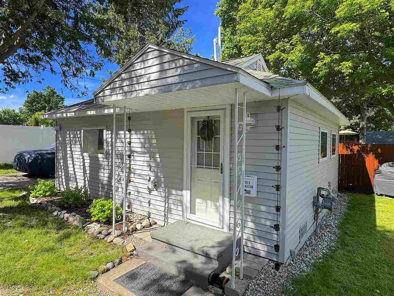 319 1/2 Madison Petoskey MI 49770-9999