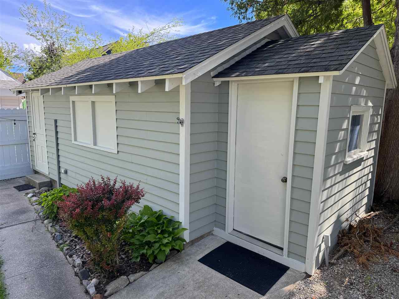319 1/2 Madison Petoskey MI 49770-9999