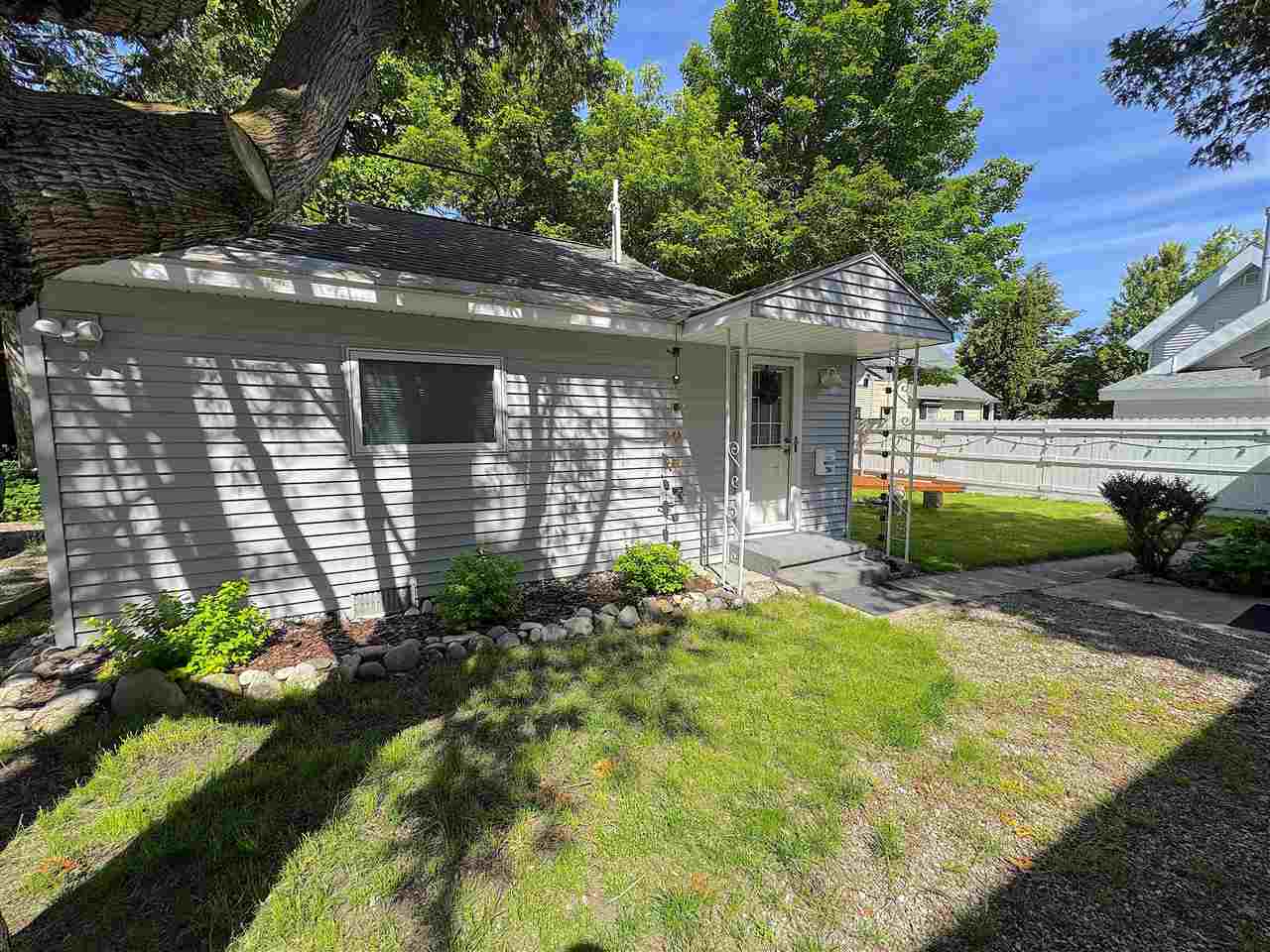 319 1/2 Madison Petoskey MI 49770-9999
