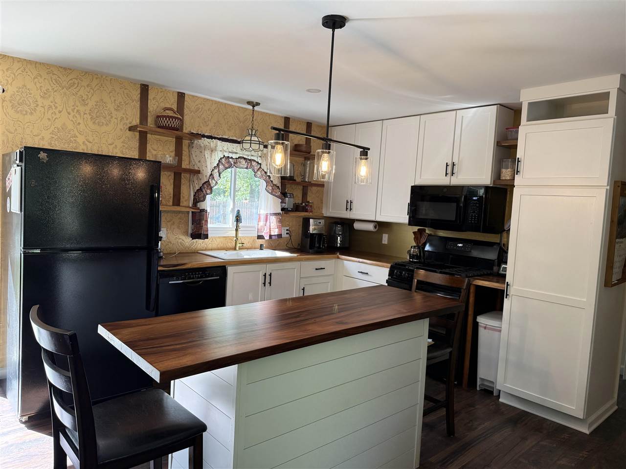 6835 Elmwood Street Indian River MI 49749
