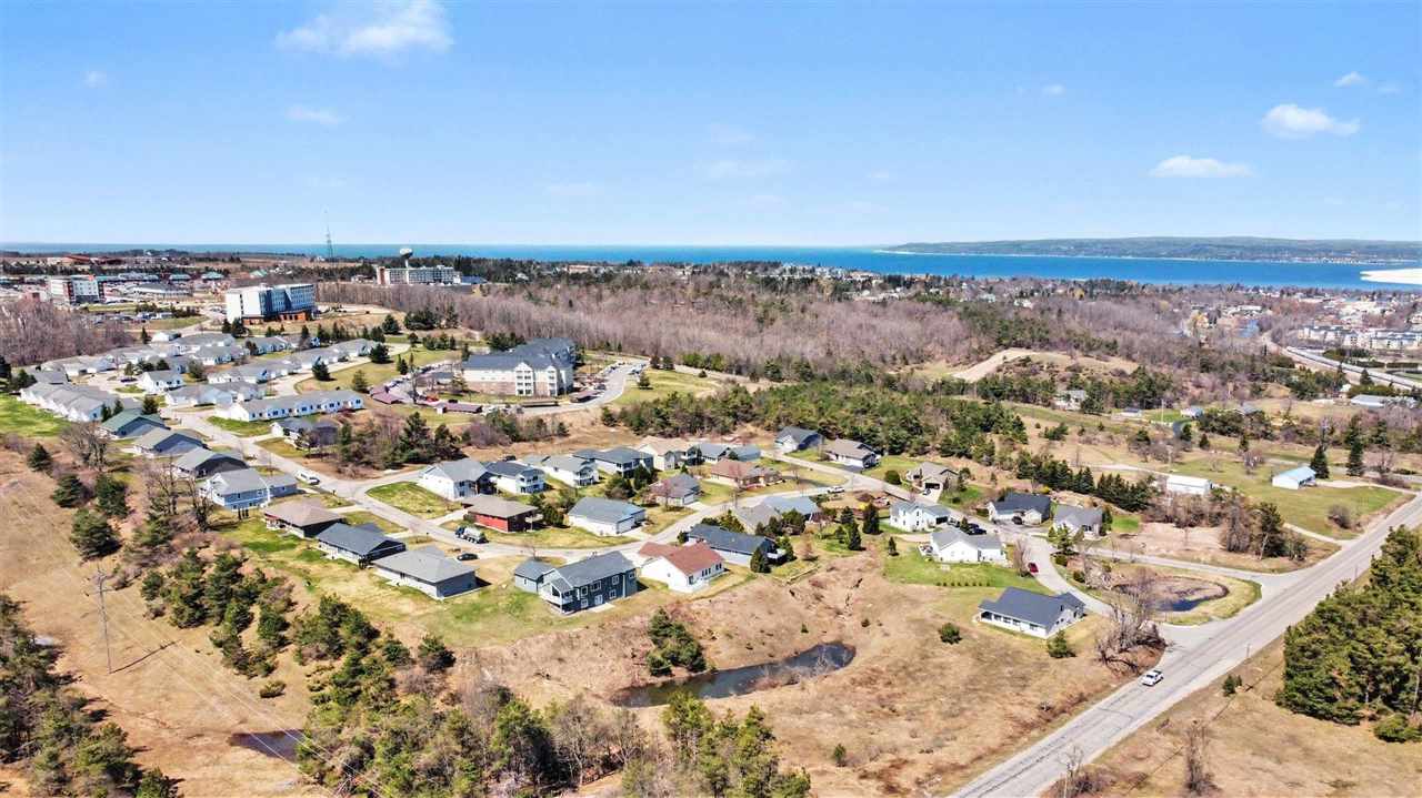 705 Maple Creek Petoskey MI 49770