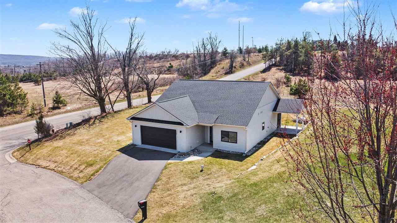 705 Maple Creek Petoskey MI 49770