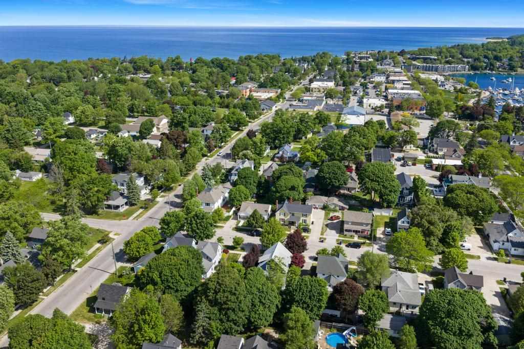 112 W Lincoln Street Charlevoix MI 49670