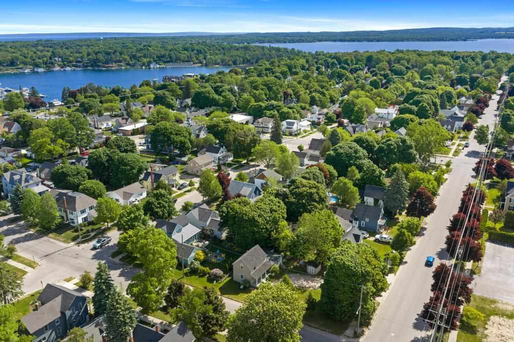 112 W Lincoln Street Charlevoix MI 49670