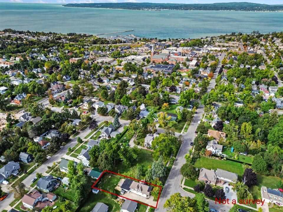 1018 Waukazoo Petoskey MI 49770