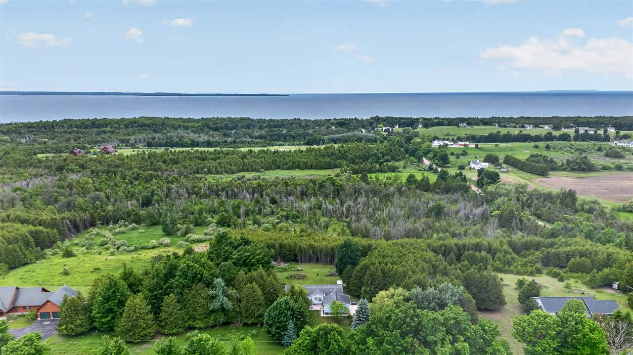 425 Knollcrest Charlevoix MI 49720