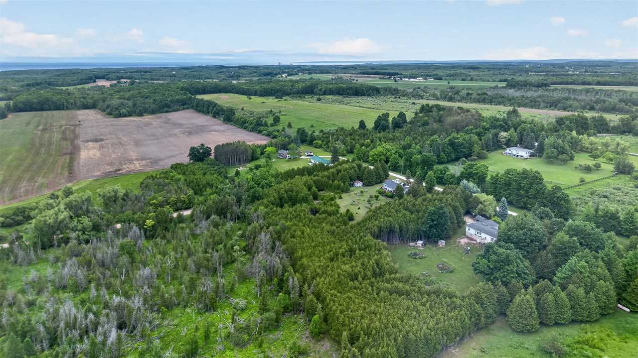 425 Knollcrest Charlevoix MI 49720