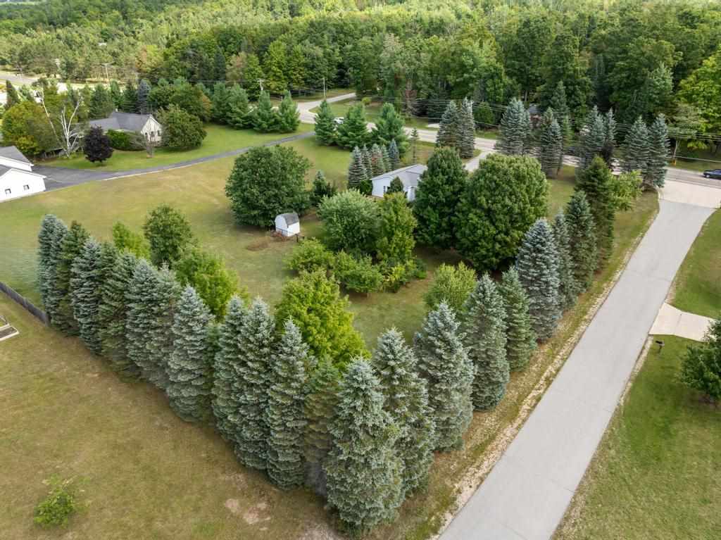 7126 S Pleasantview Harbor Springs MI 49740