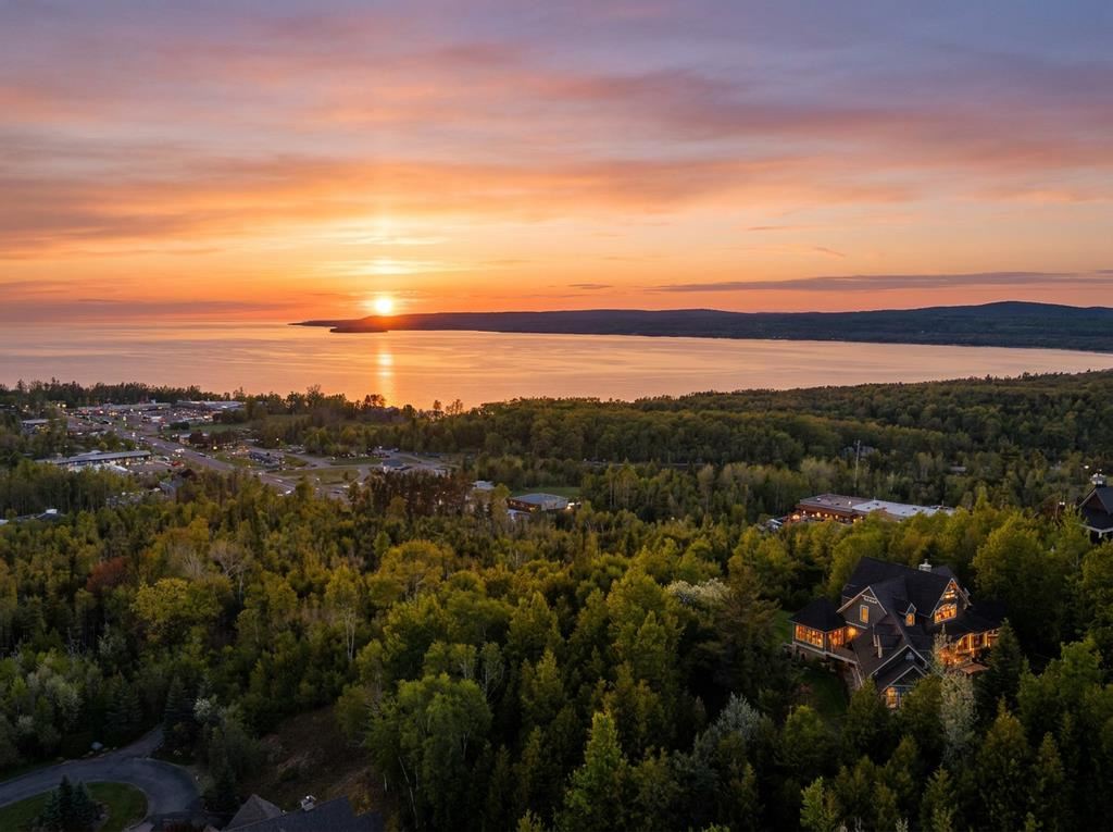 1248 Autumn Lane Petoskey MI 49770