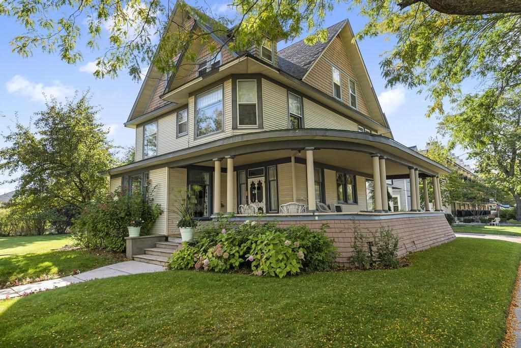 113 Michigan Avenue Charlevoix MI 49720