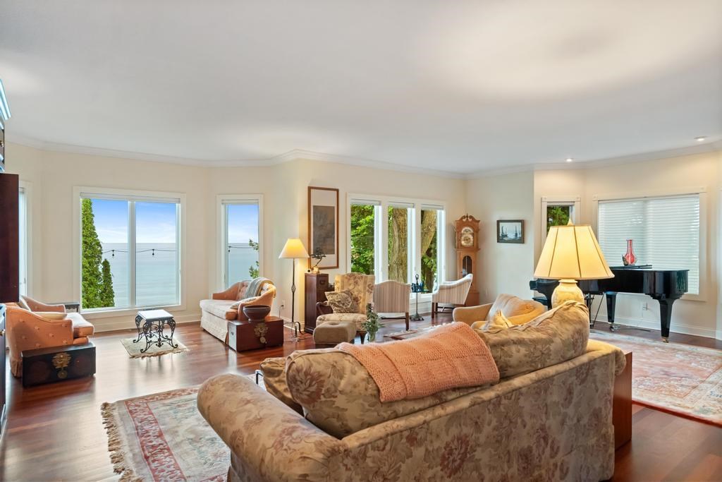 110 W Dixon Charlevoix MI 49720