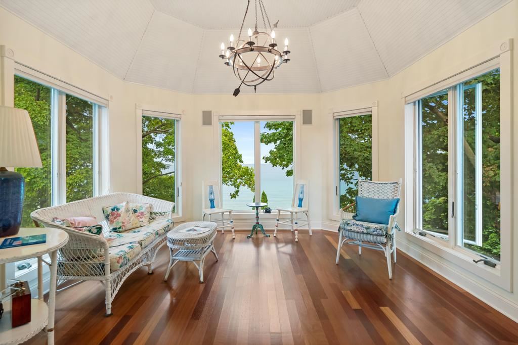 110 W Dixon Charlevoix MI 49720