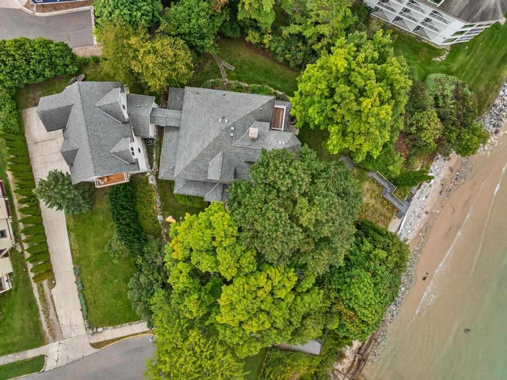 110 W Dixon Charlevoix MI 49720