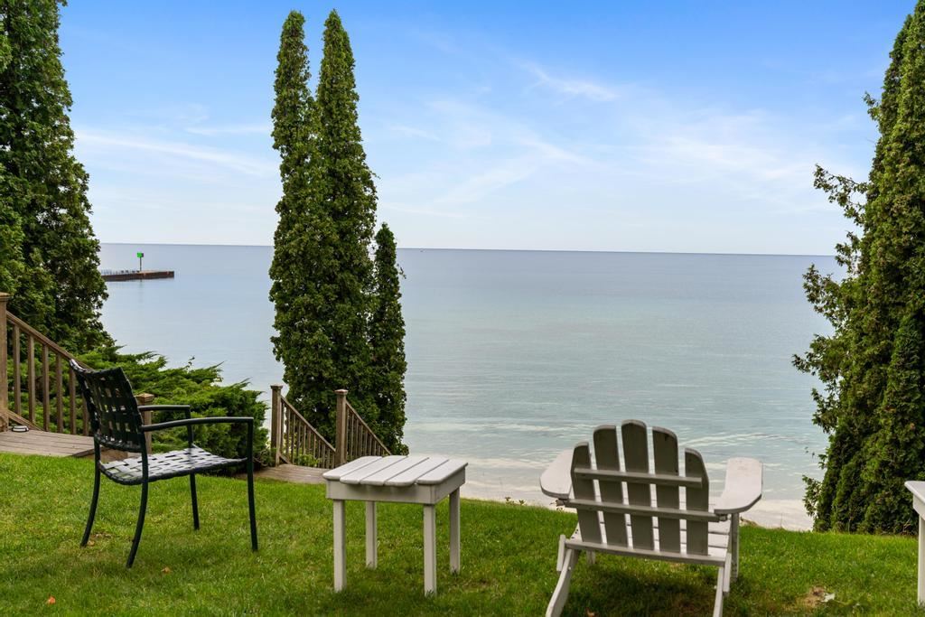 110 W Dixon Charlevoix MI 49720