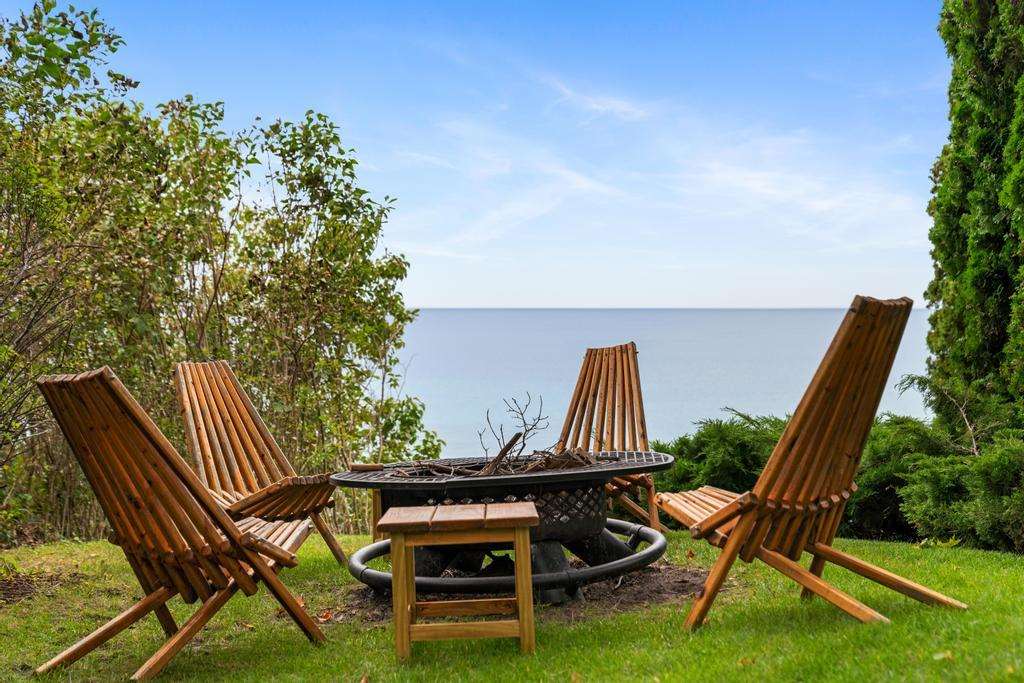 110 W Dixon Charlevoix MI 49720