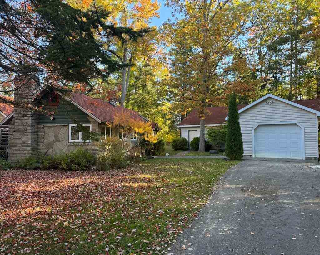 6415 Pike Street Indian River MI 49740