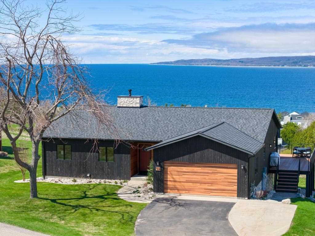 914 Country Lane Petoskey MI 49770