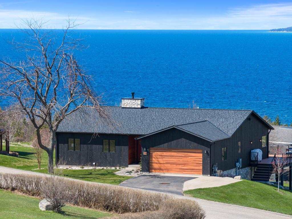 914 Country Lane Petoskey MI 49770