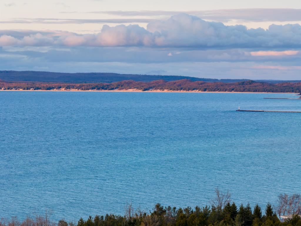 914 Country Lane Petoskey MI 49770