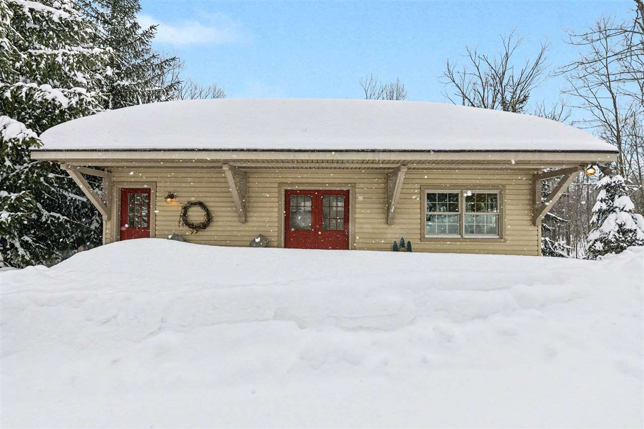 2670 Larks Lake Harbor Springs MI 49740