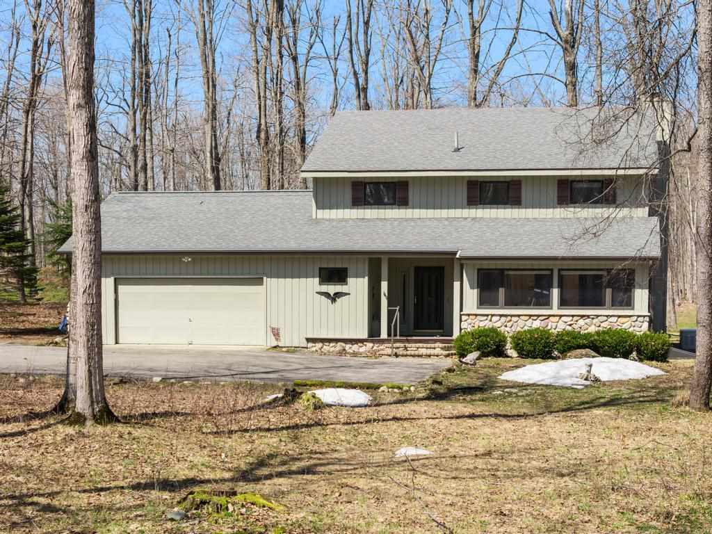 2364 Pinecrest Harbor Springs MI 49740