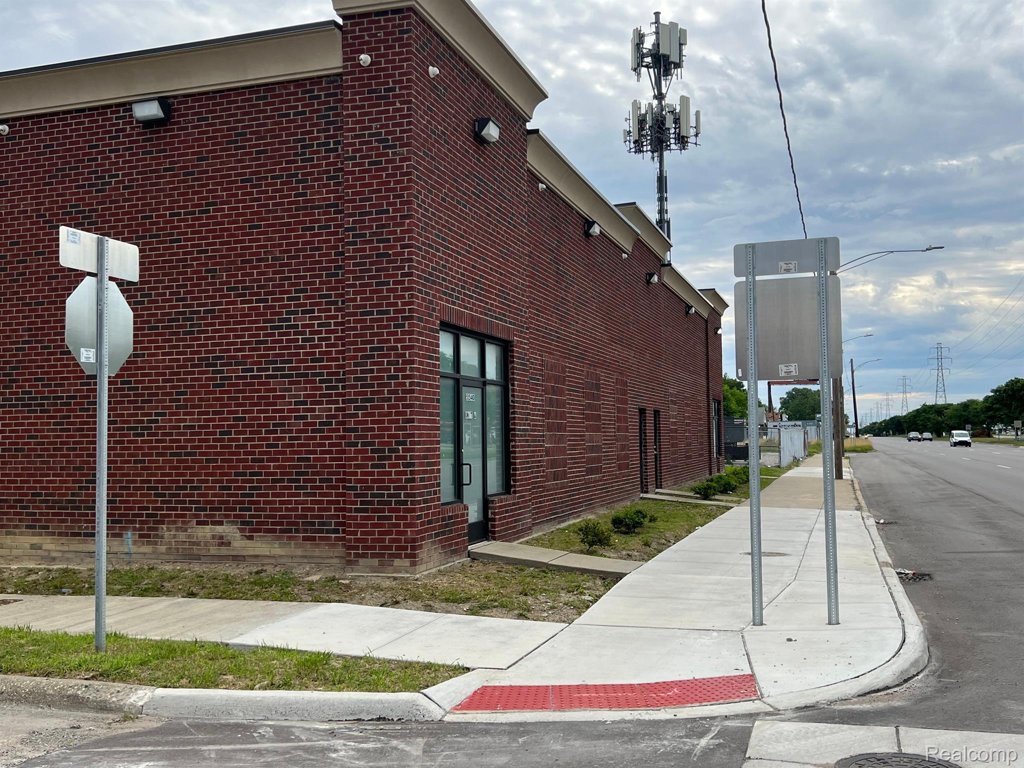 5540 E 8 Mile Road E Detroit City MI 48091