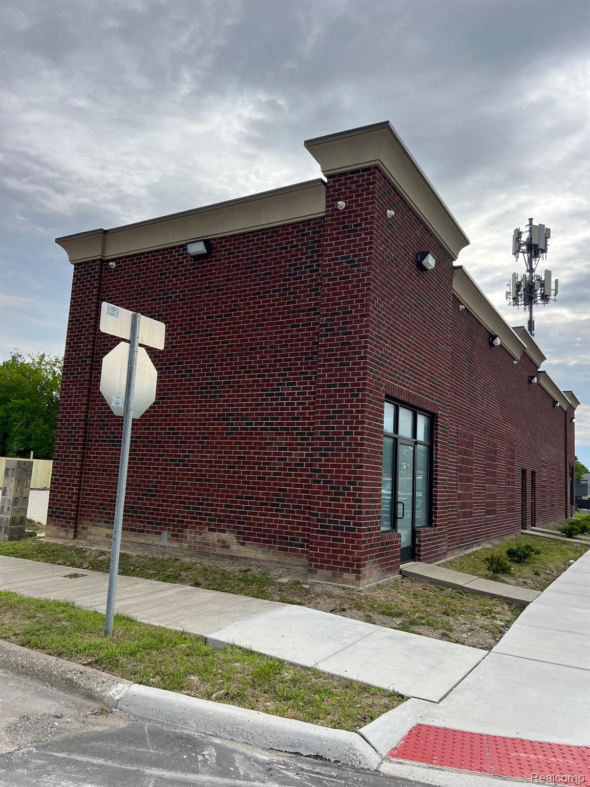 5540 E 8 Mile Road E Detroit City MI 48091