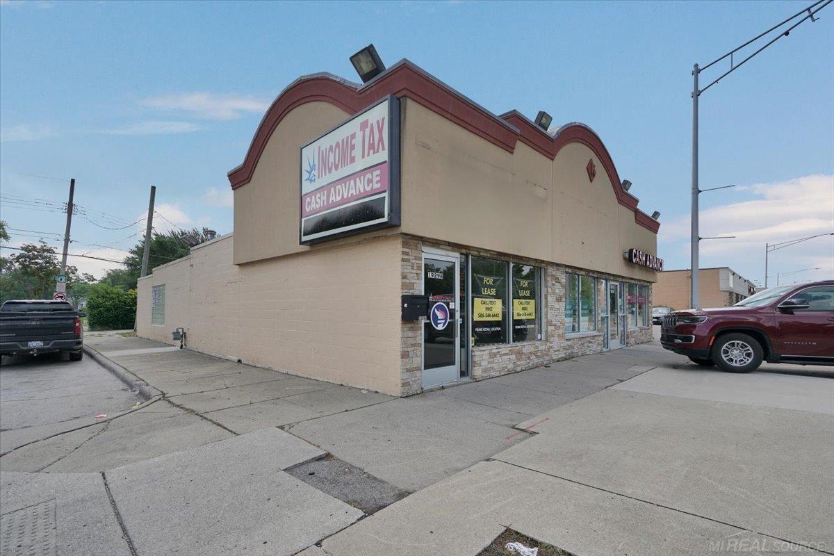 19294 Kelly Road Harper Woods City MI 48225