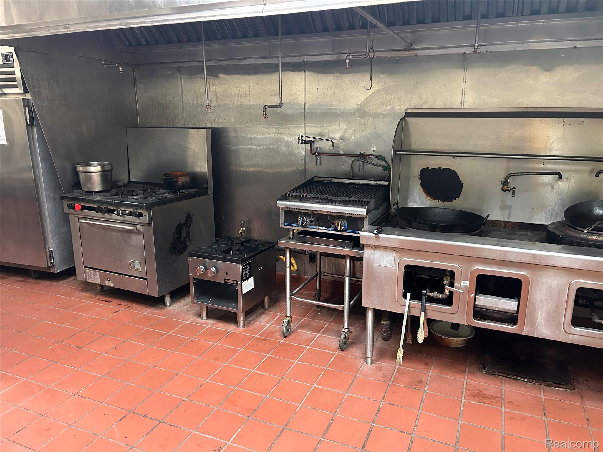 3854 E 13 Mile Road Warren City MI 48092