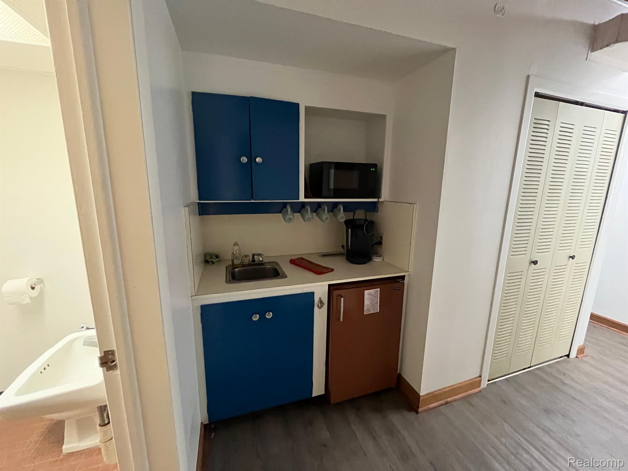6748 Allen Road Allen Park City MI 48101