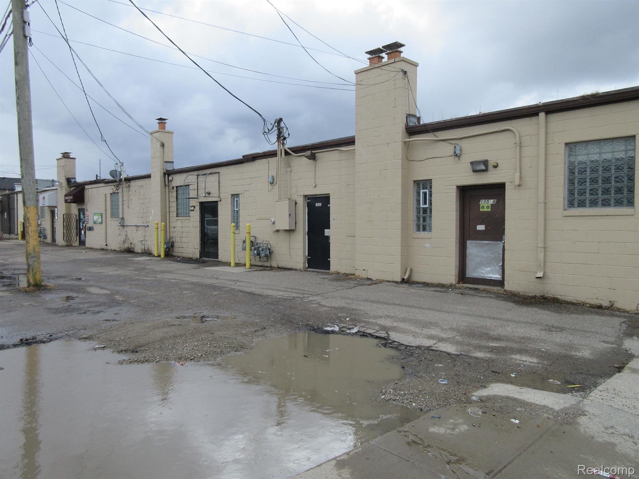 19528 Kelly Road Harper Woods City MI 48225