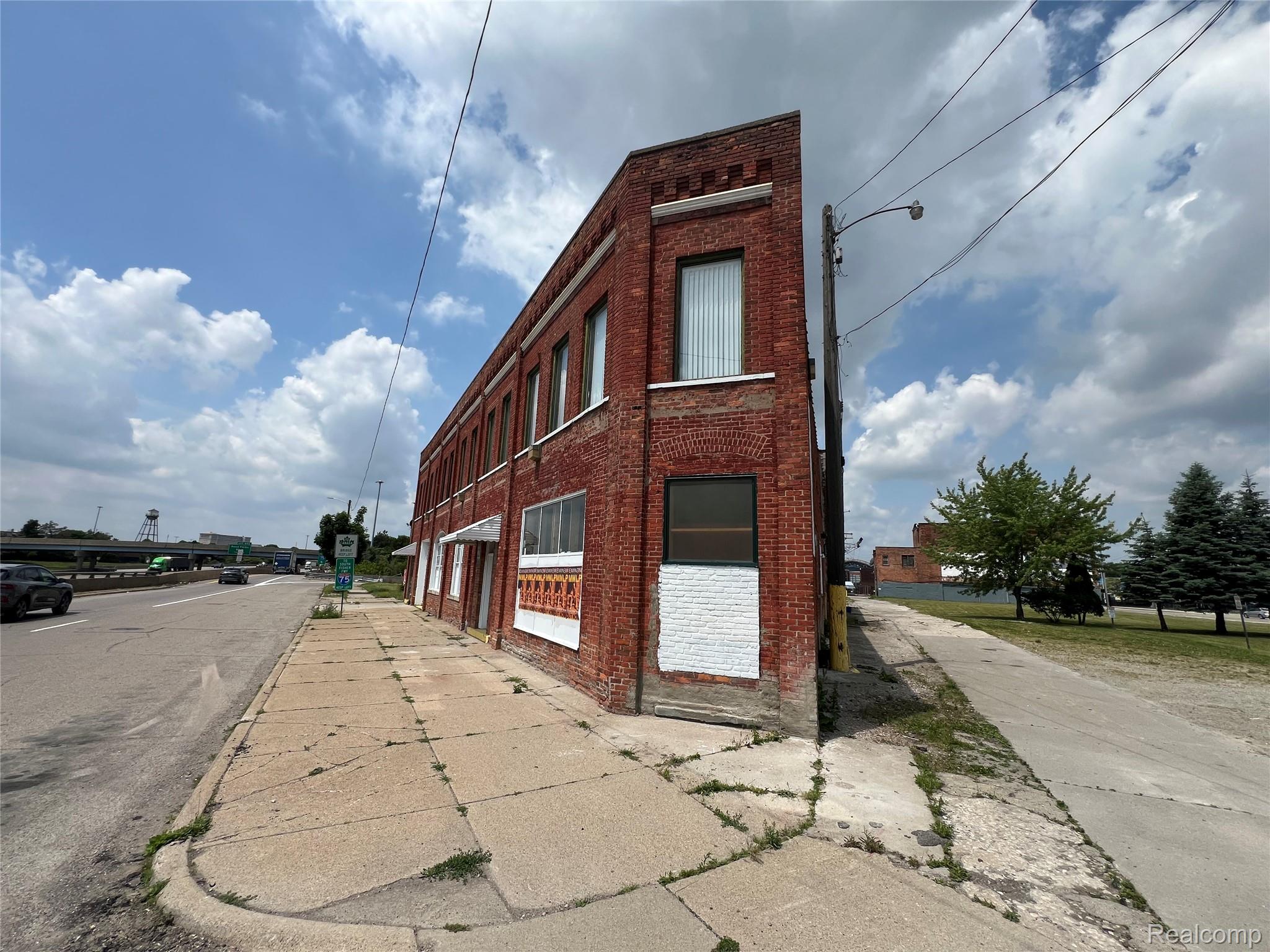 828 W Fisher Freeway Detroit City MI 48201