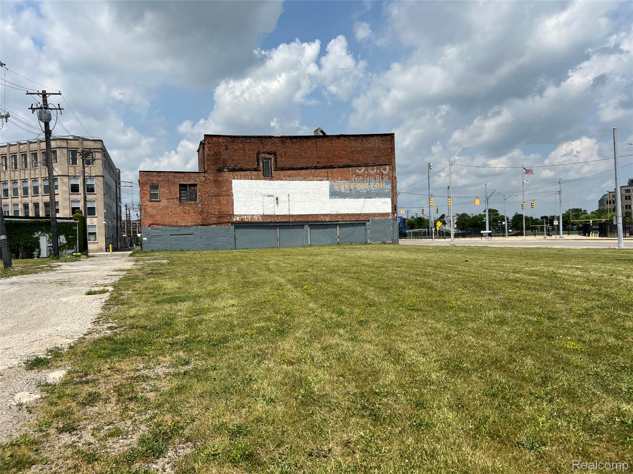828 W Fisher Freeway Detroit City MI 48201