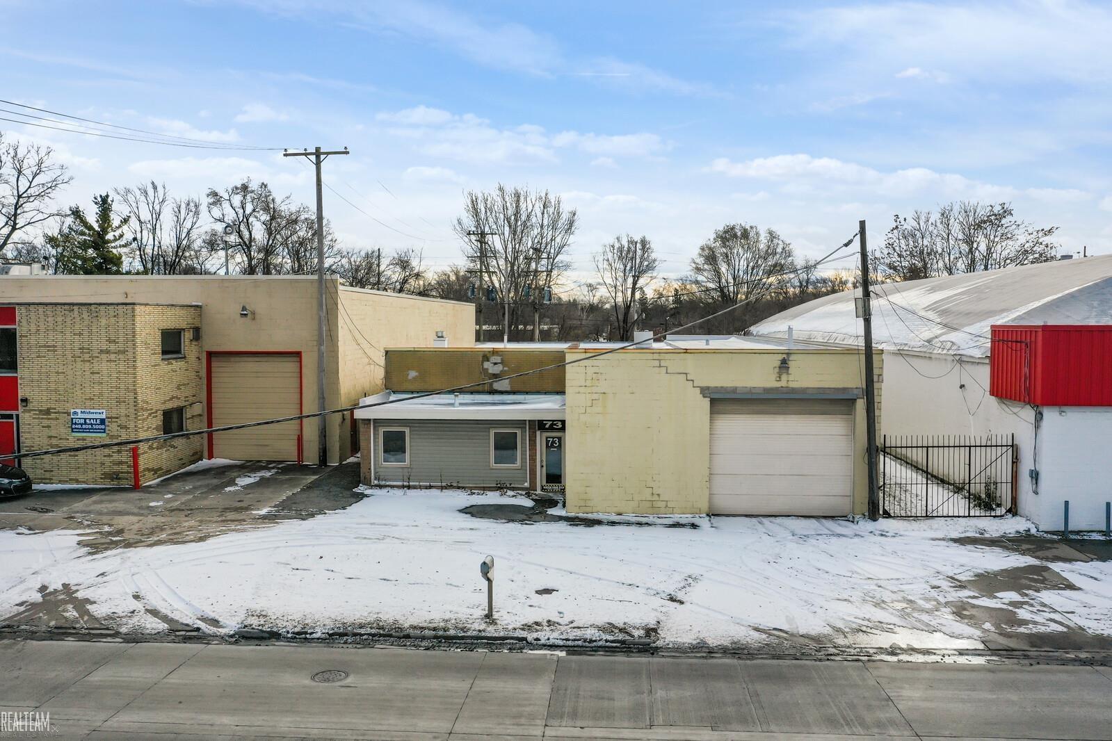 73 W Walton Boulevard Pontiac City MI 48340