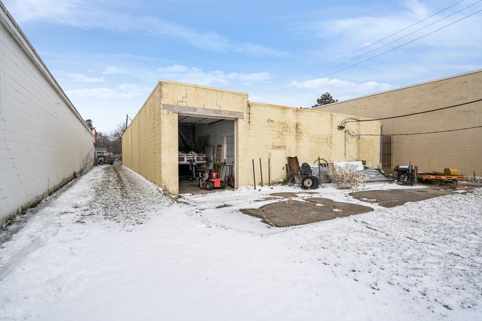 73 W Walton Boulevard Pontiac City MI 48340