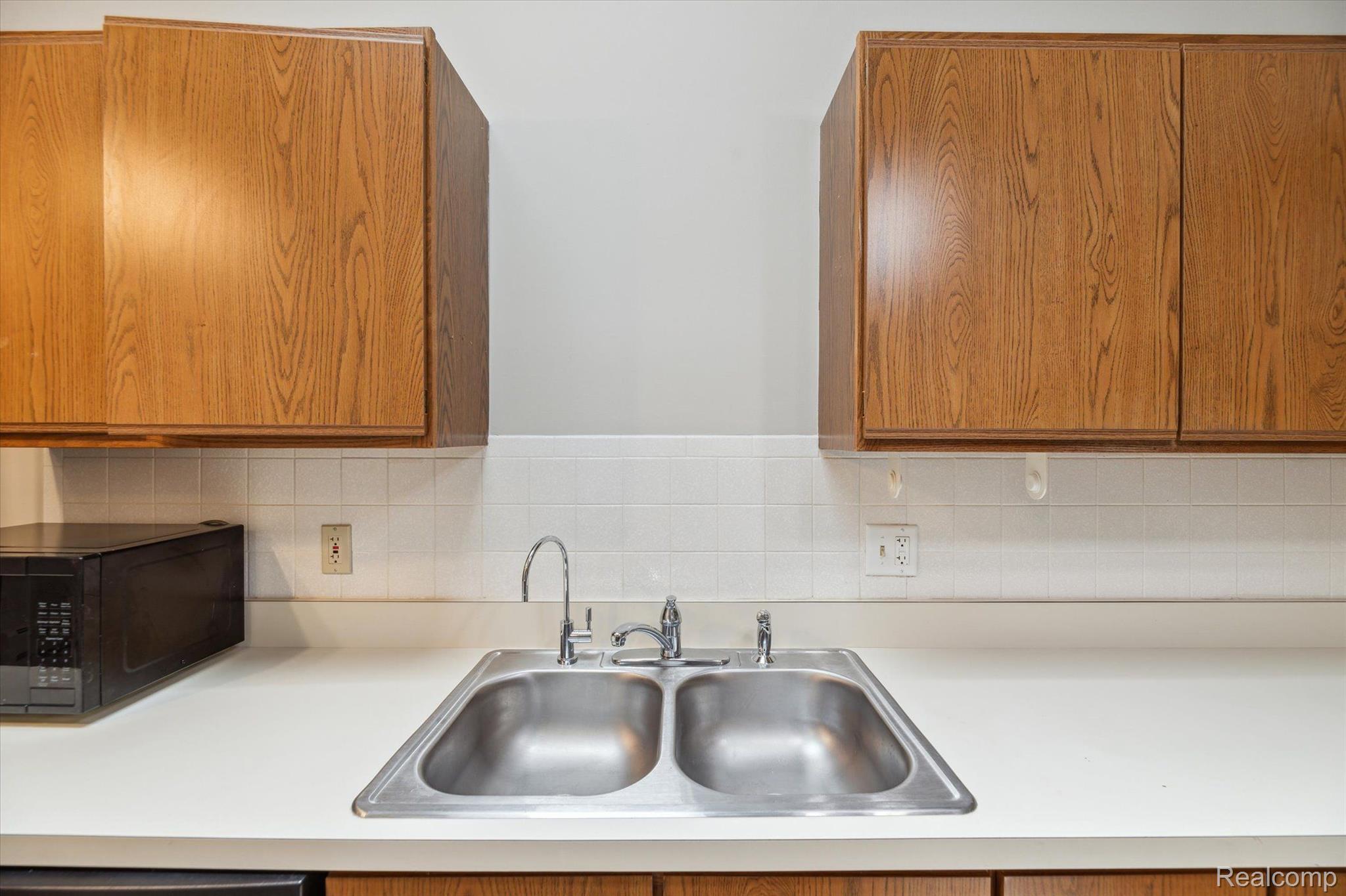 62178 Ticonderoga South Lyon City MI 48178