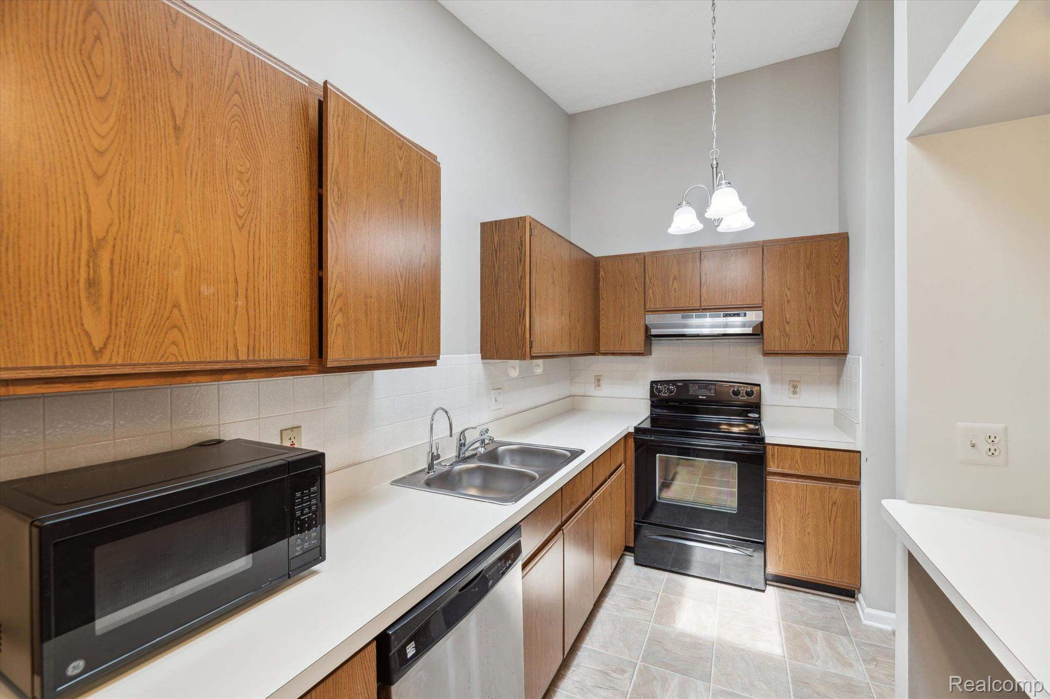 62178 Ticonderoga South Lyon City MI 48178