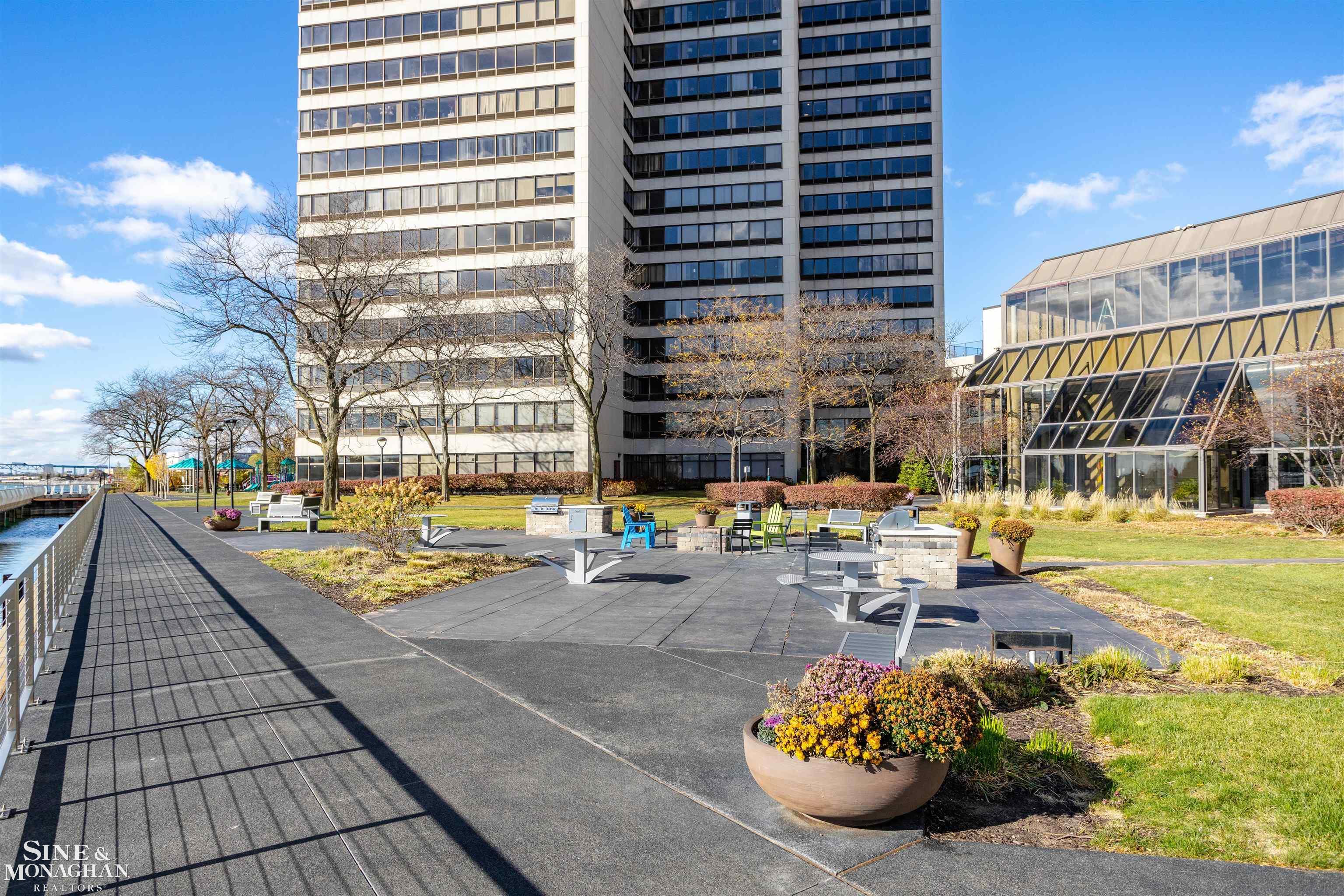 1001 W Jefferson #11e Avenue Detroit City MI 48226