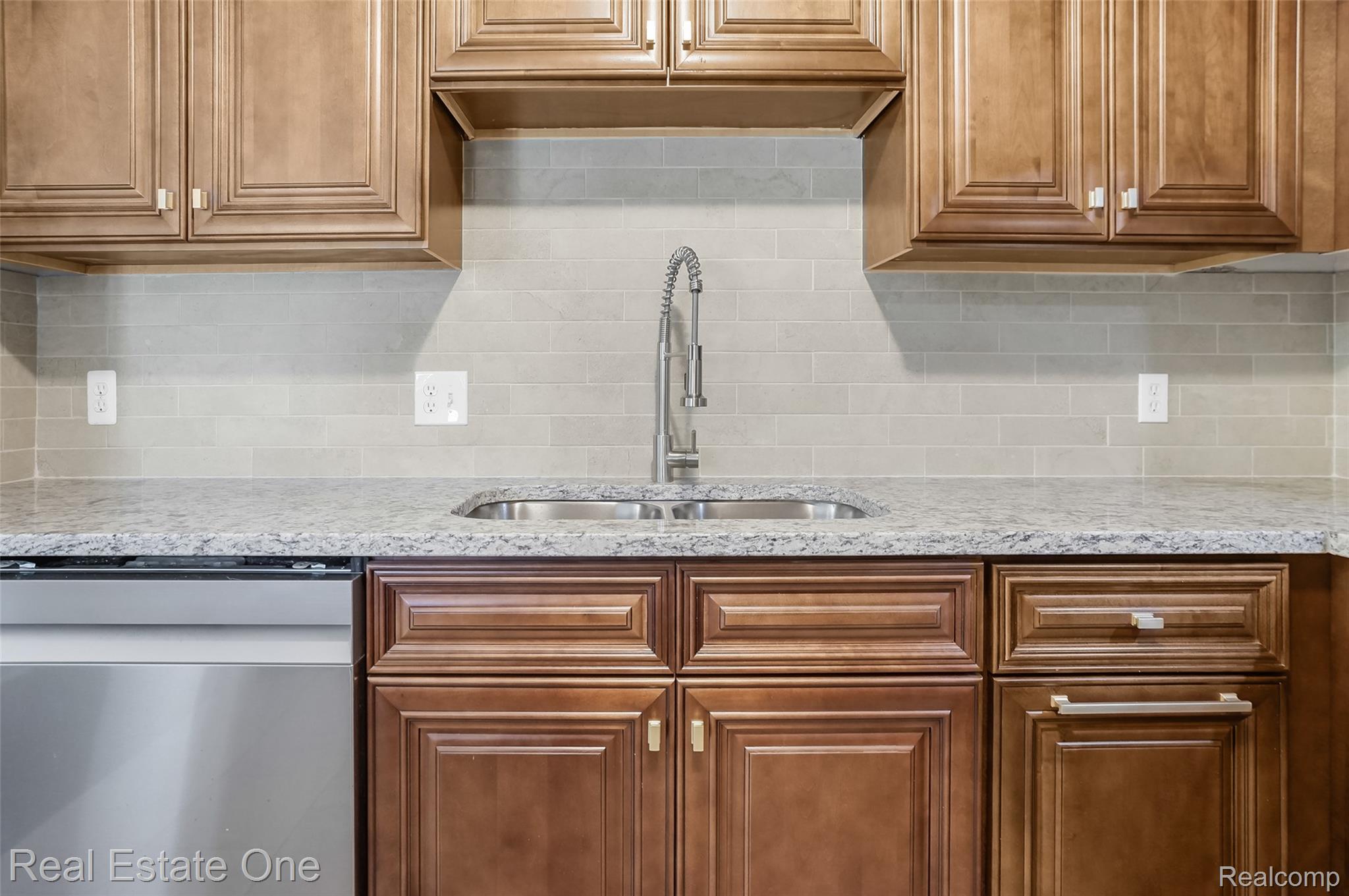 464 Old Pine Way Walled Lake City MI 48390