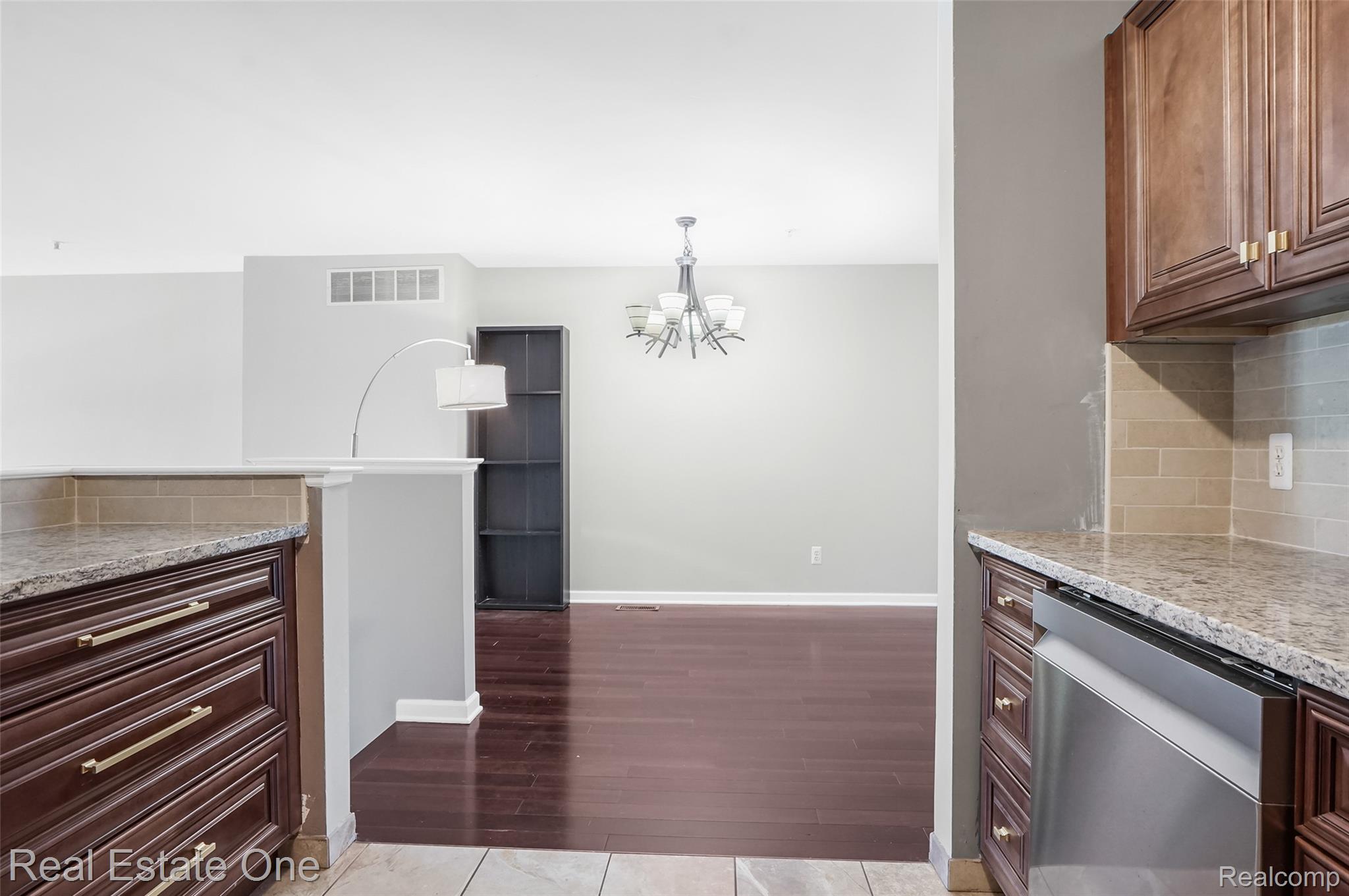 464 Old Pine Way Walled Lake City MI 48390