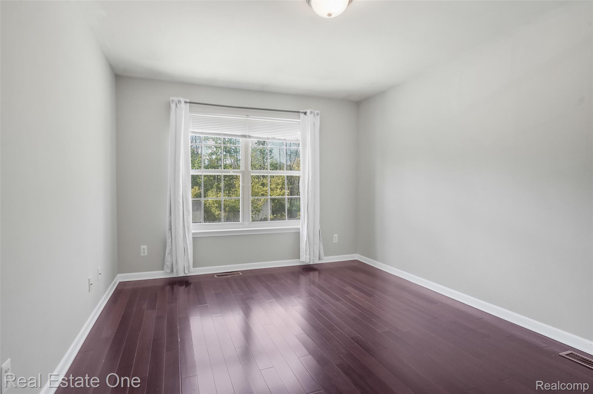 464 Old Pine Way Walled Lake City MI 48390