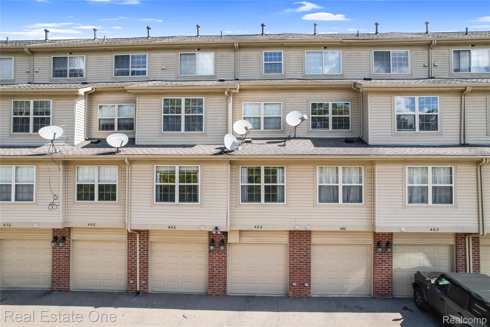 464 Old Pine Way Walled Lake City MI 48390