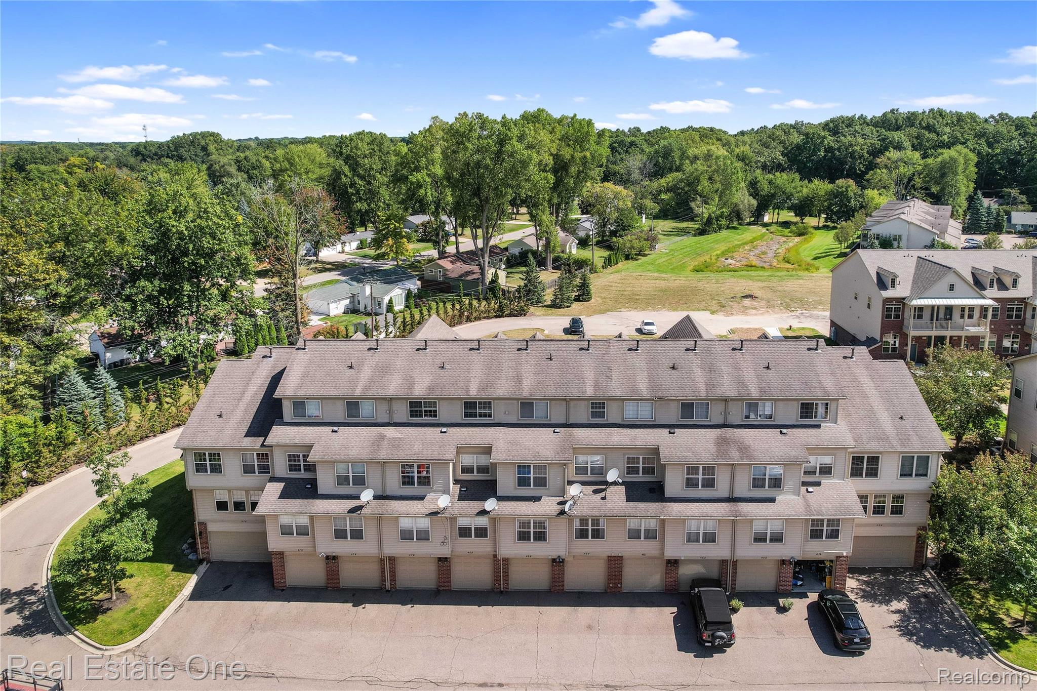 464 Old Pine Way Walled Lake City MI 48390