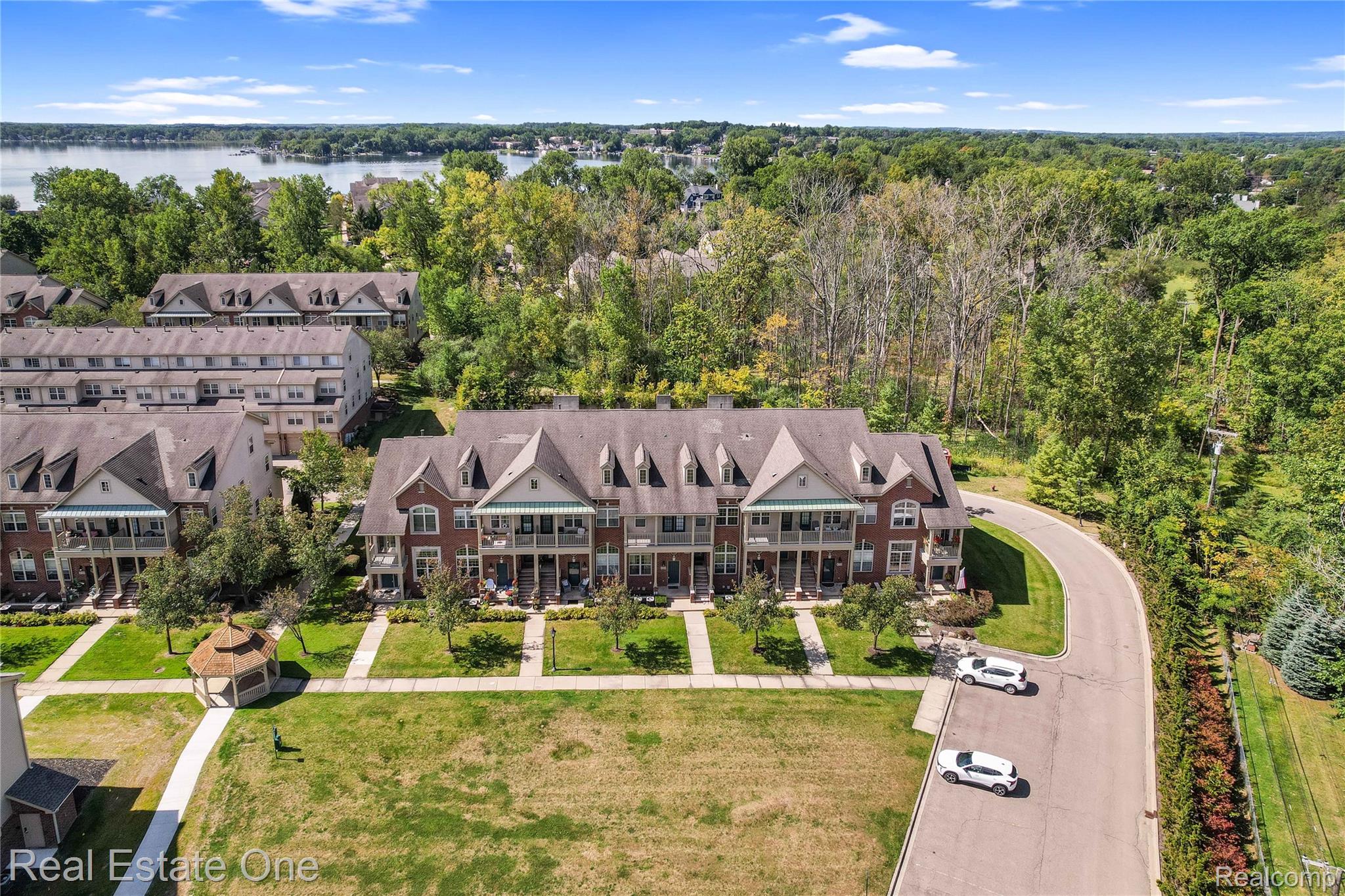 464 Old Pine Way Walled Lake City MI 48390