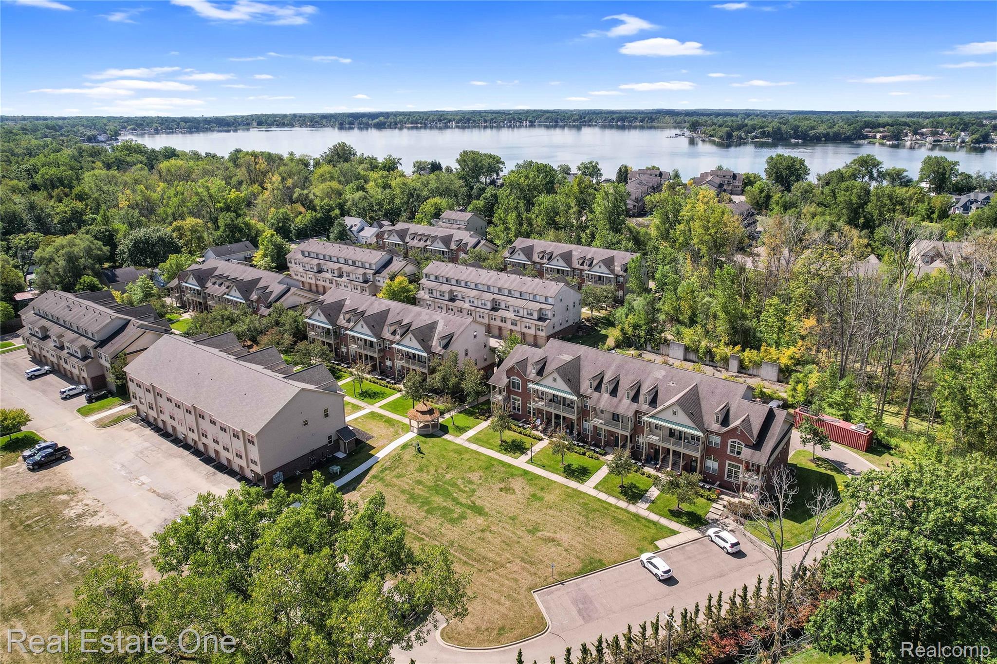 464 Old Pine Way Walled Lake City MI 48390