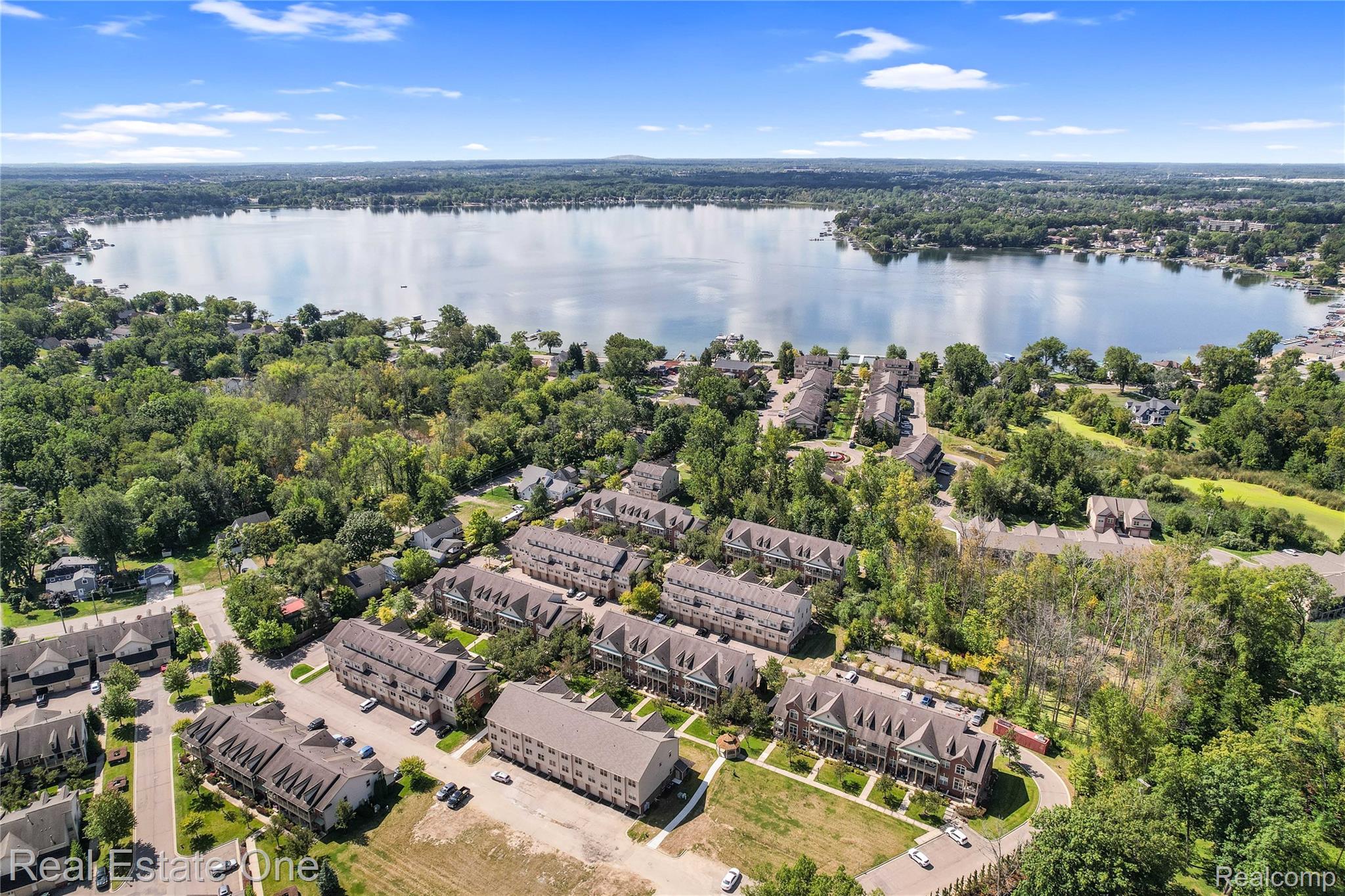 464 Old Pine Way Walled Lake City MI 48390