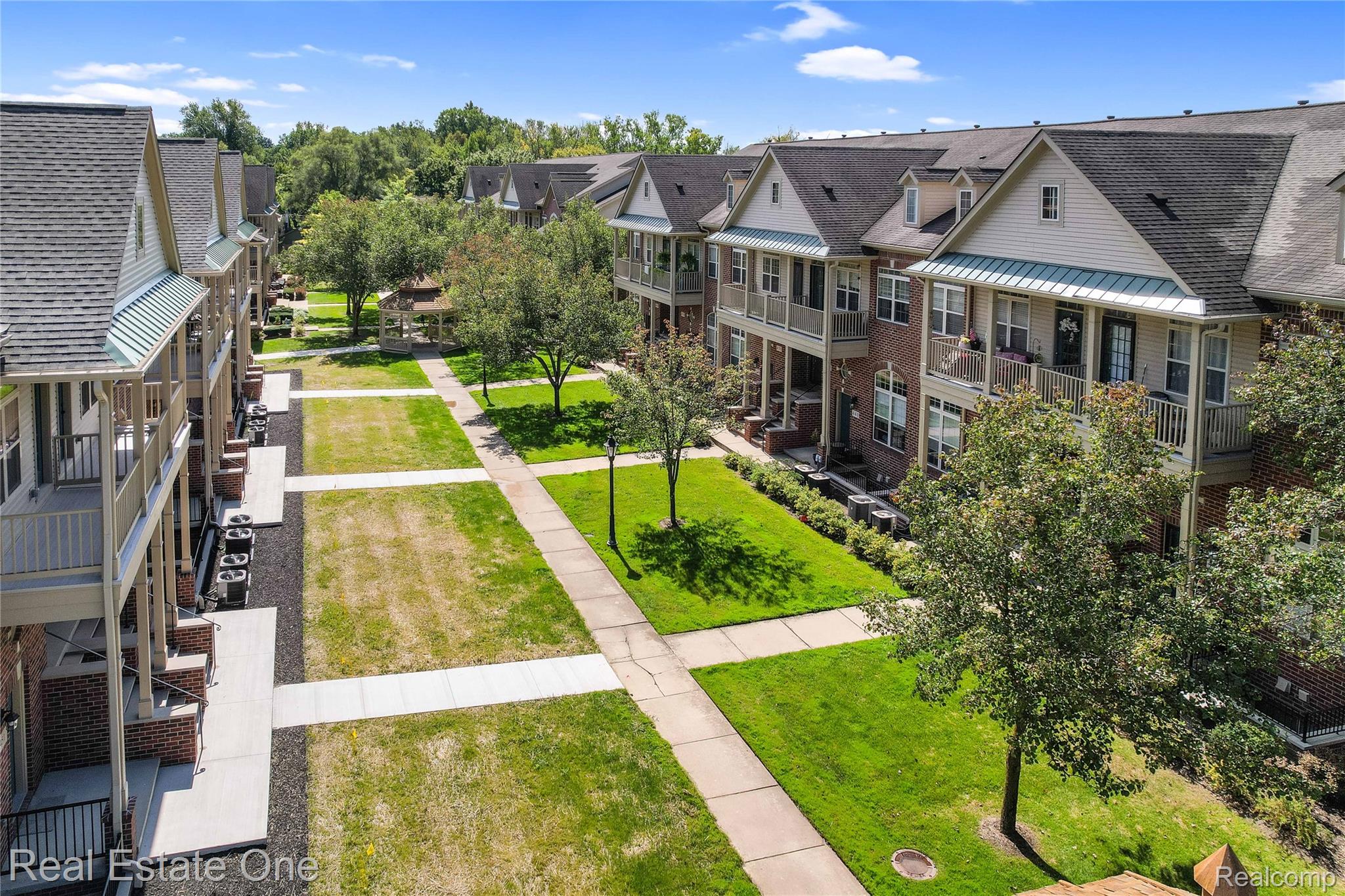 464 Old Pine Way Walled Lake City MI 48390