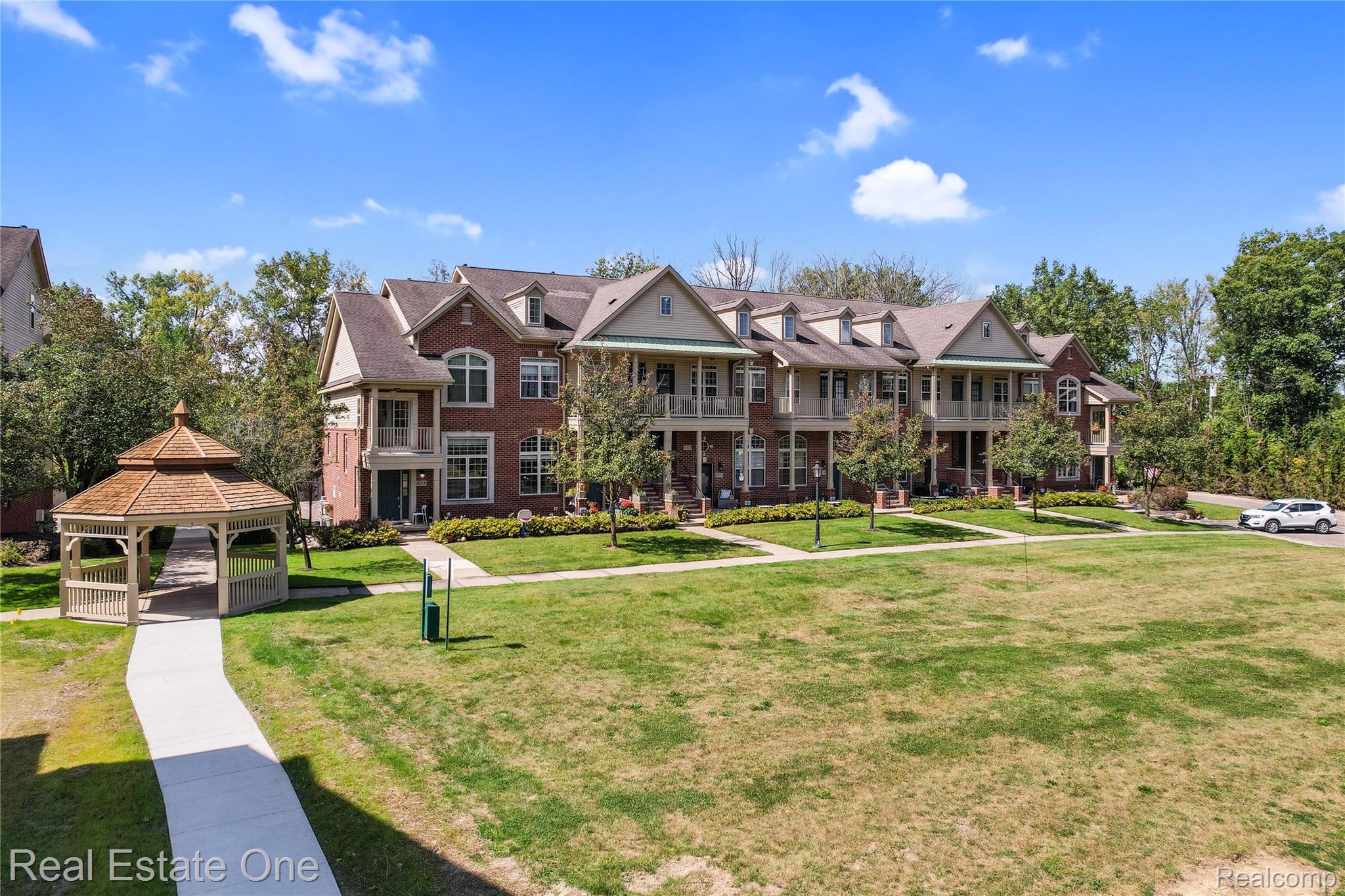 464 Old Pine Way Walled Lake City MI 48390